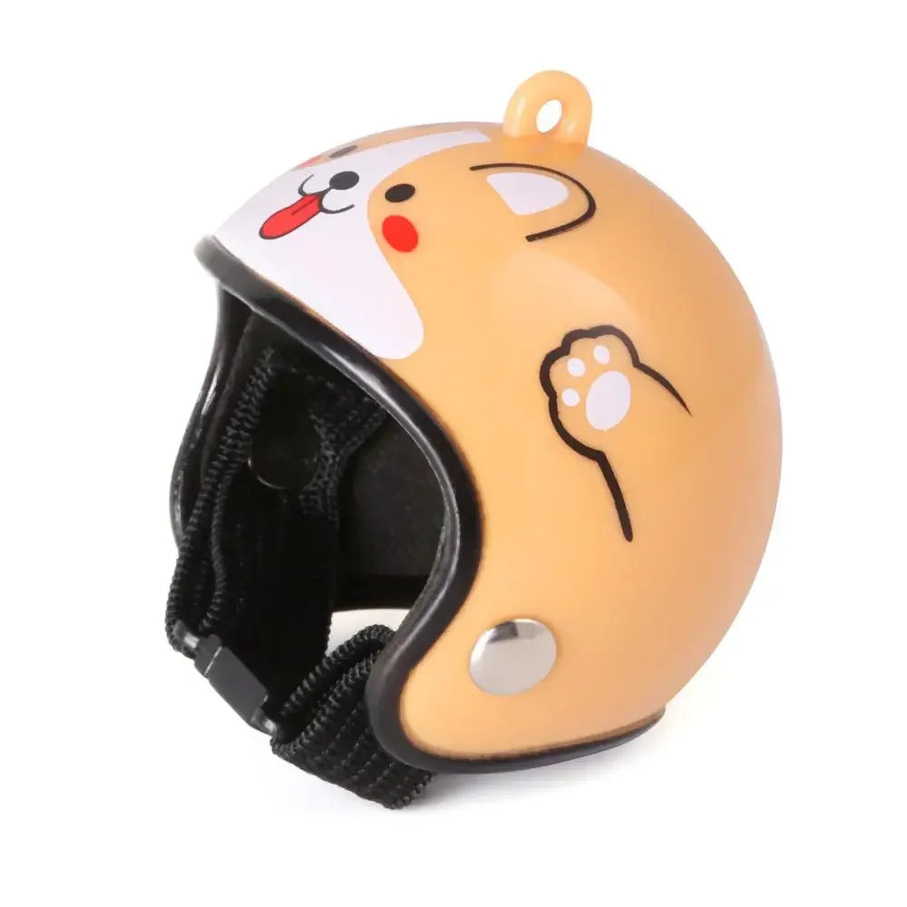Un casco protector amarillo con forma de cara de gallina, forro negro y detalle de cremallera.