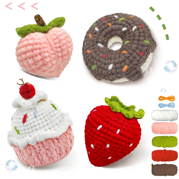 Un conjunto de artículos de crochet que incluye una manzana rosa, una dona de chocolate oscuro y una fresa roja.