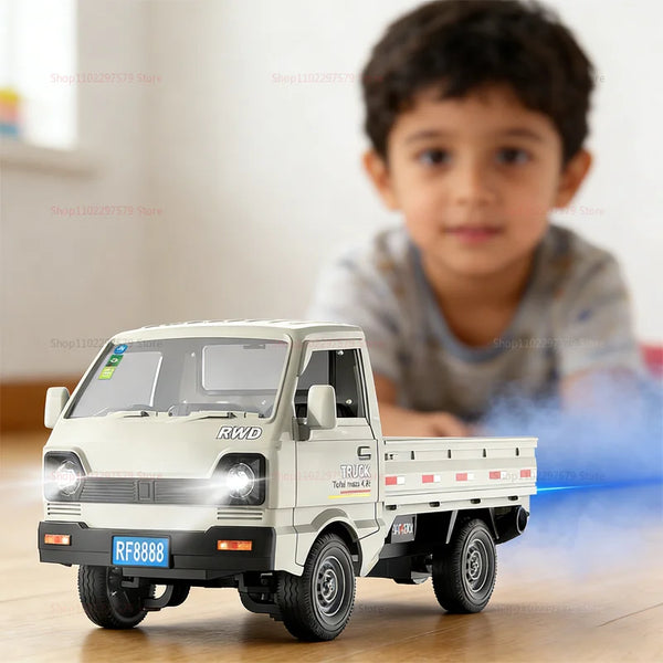 Ein weißer 4WD RC-Lastwagen im Maßstab 1:16 in Nahaufnahme, im Hintergrund ein kleiner Junge.
