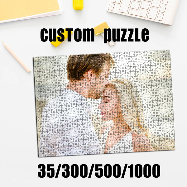 Puzzle personnalisé avec photo d'un homme et d'une femme, pièces éparpillées.