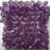 Gros plan de perles de cristal violettes facettées utilisées pour la fabrication de bijoux DIY.