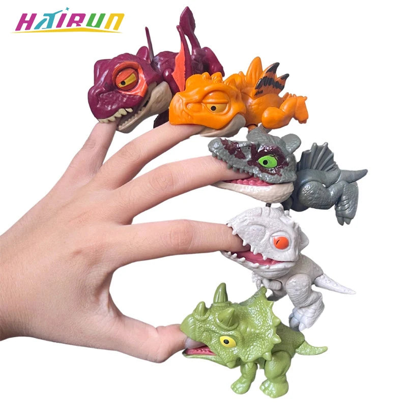 Une main tient plusieurs petits jouets de dinosaures colorés, dont un miniature violet, orange et gris.