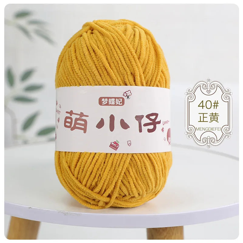 A ball of golden yellow chenille yarn labeled with Chinese characters for knitting and crochet.