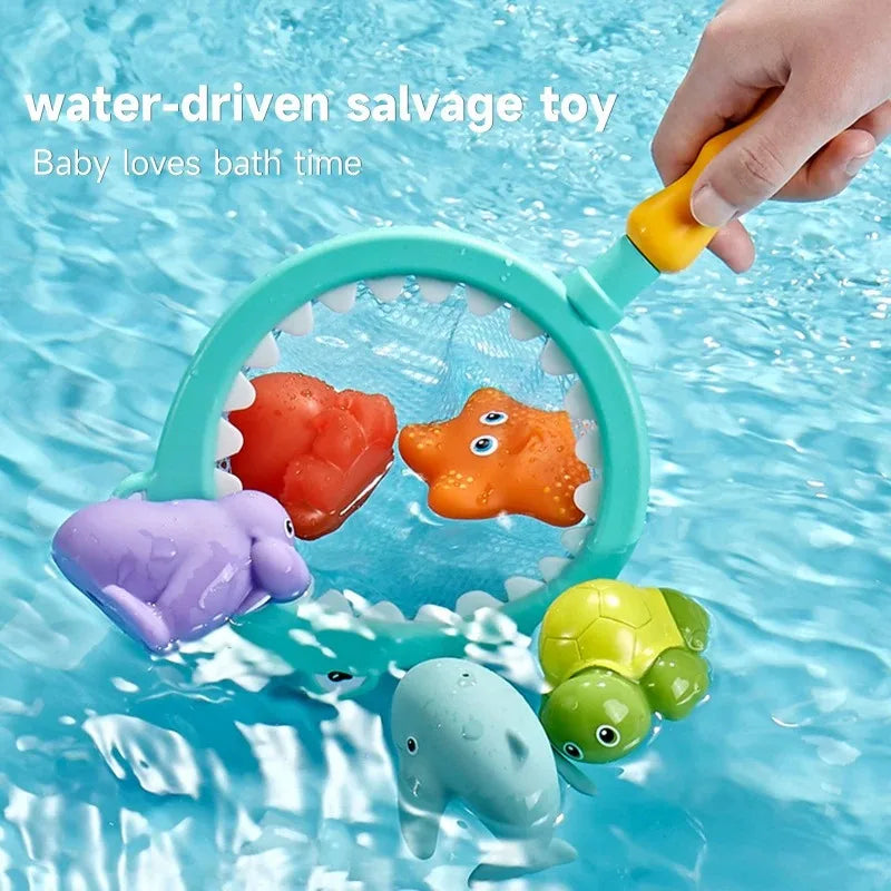 Una mano sostiene un juguete de salvamento impulsado por agua con varios animales de plástico coloridos como una rana, una ov