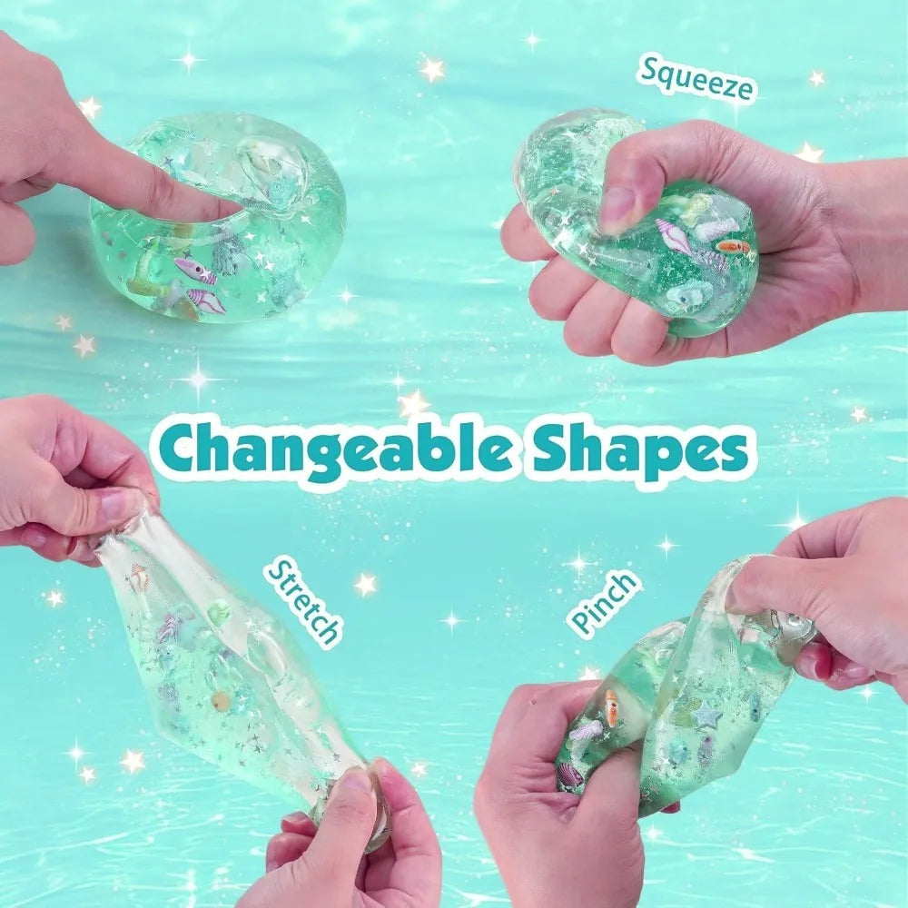 Mains démontrent les formes souples et élastiques des balles sensorielles vertes océan claires.