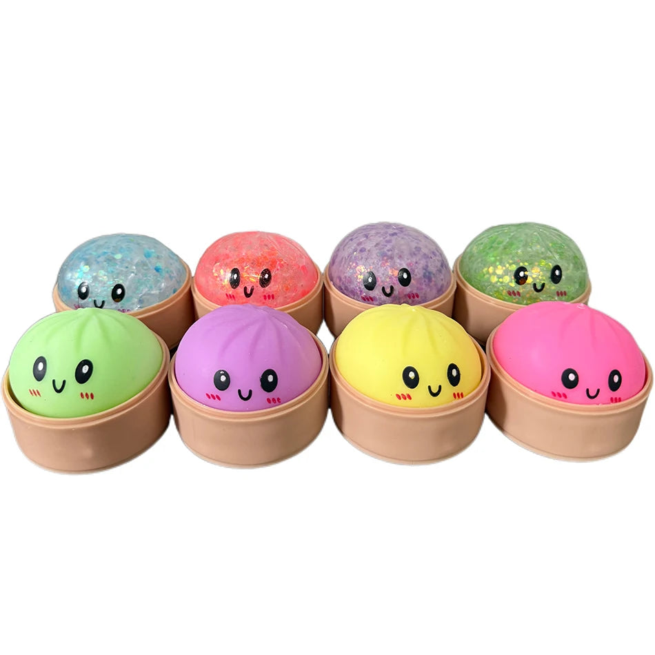 Ein Set von acht bunten, glitzernden Squishy-Dumpling-Sensorikspielzeugen in verschiedenen Pastellfarben.