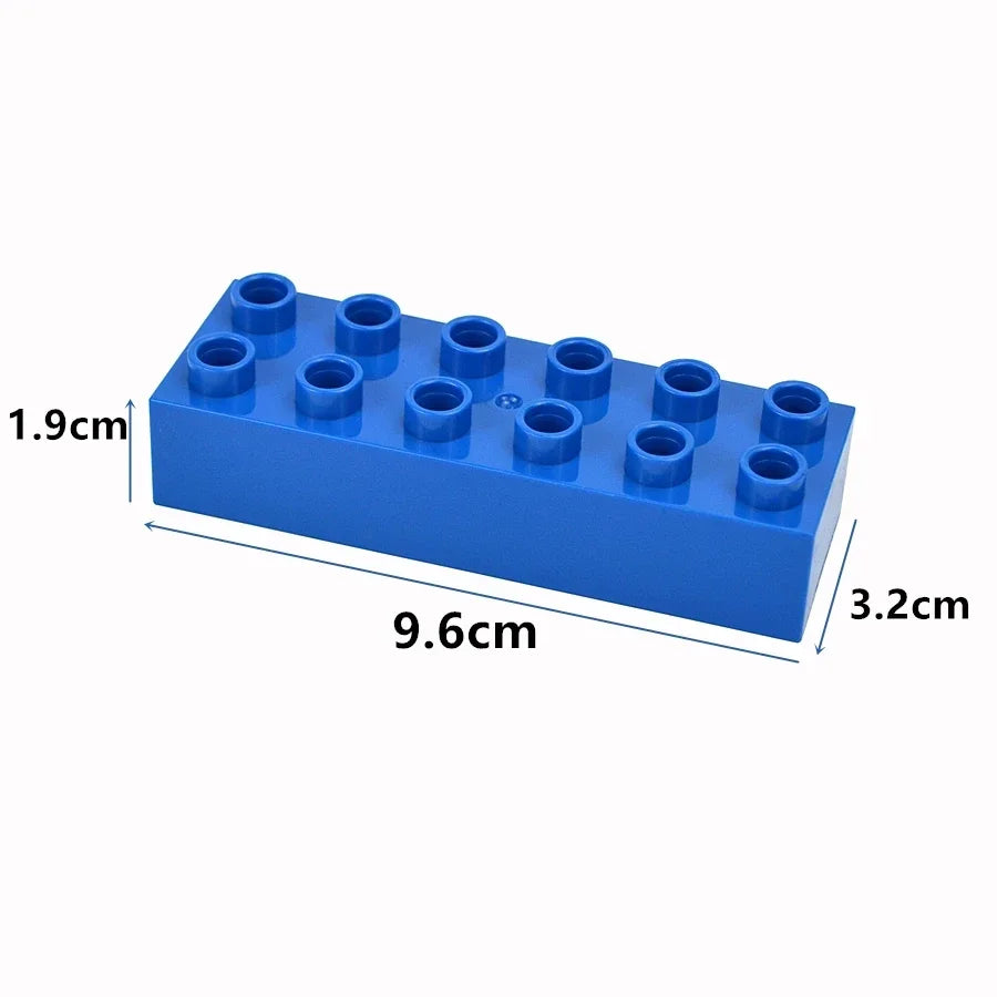 Un bloc de construction en plastique bleu avec dix trous ronds, mesurant 9,6 cm de long et 3,2 cm de large.
