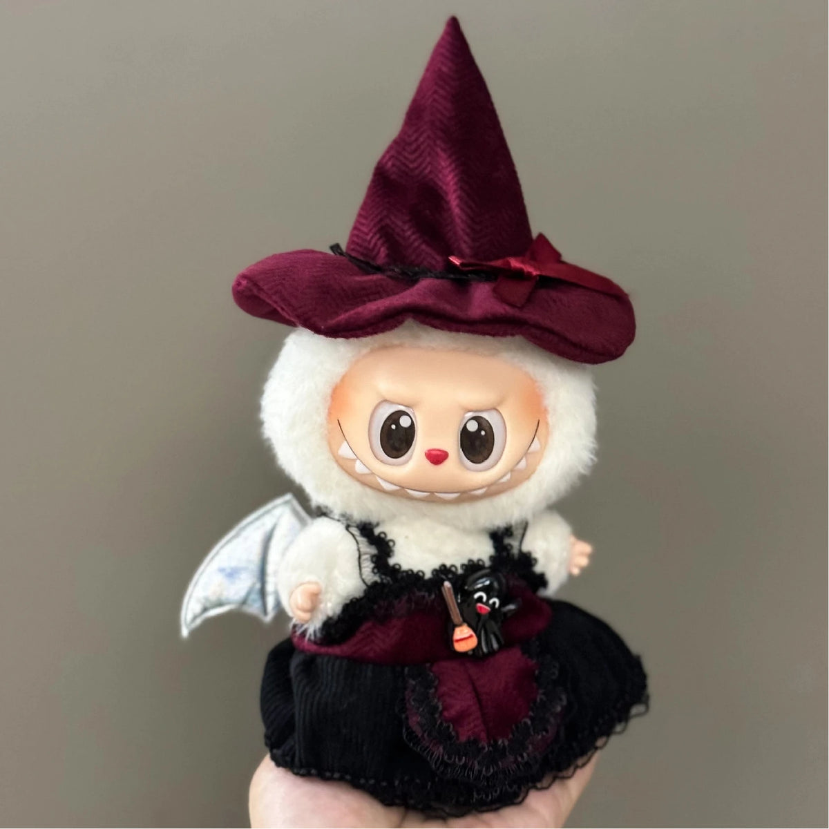 A Halloween pumpkin costume set featuring a witch hat and black dress for a 17cm doll.