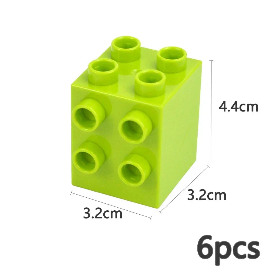 Un cube vert lime de gros blocs avec six trous ronds sur la face supérieure.