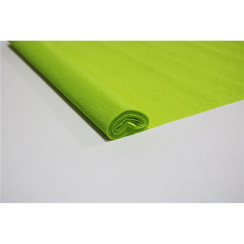 Ein Rollpapier mit leuchtend limettengrünen Crêpeblumen für DIY und Bastelarbeiten.
