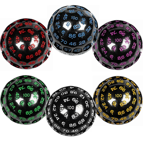 Dados acrílicos poliédricos de 100 caras en colores negro y rosa.