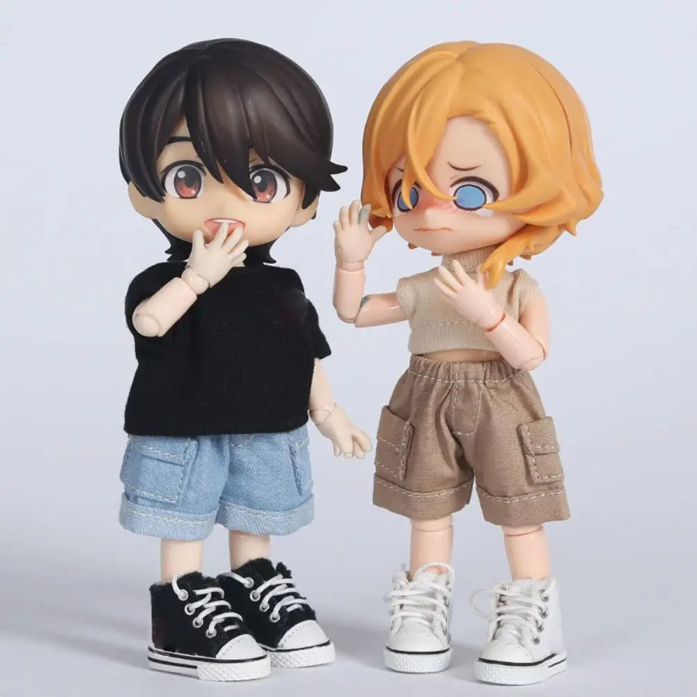 Deux poupées de style anime, une aux cheveux noirs et l'autre aux cheveux orange, portant des mini-shorts en jean.