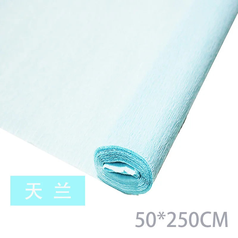 Spule hellblauer Crêpepapierblumen für DIY und Basteln, Maße 50x250 cm.