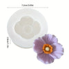 Moule à bougie en silicone blanc avec une cavité en forme de fleur et une fleur violette.