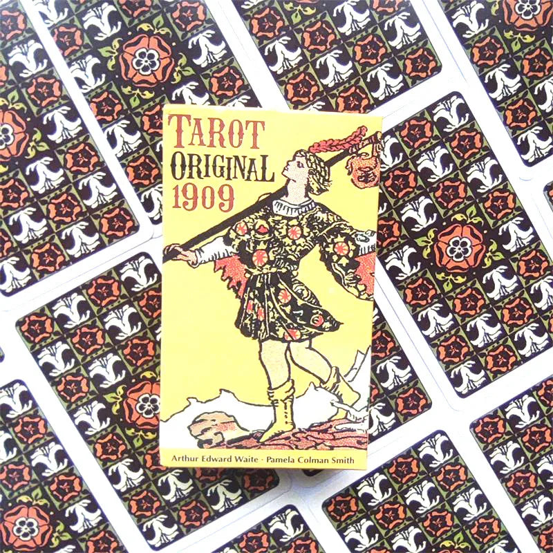 A yellow tarot card titled Tarot Original 1909 featuring a figure in historical attire against a patterned background.