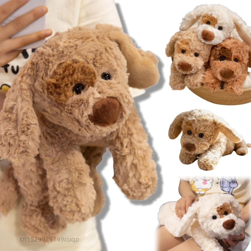 Un peluche de perro de osito marrón y esponjoso con orejas caídas y textura suave, junto a otros juguetes similares.