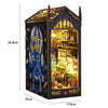 Miniatur-Dollhaus-Set mit dunkler Fassade und belebter Innenmarkt-Szene