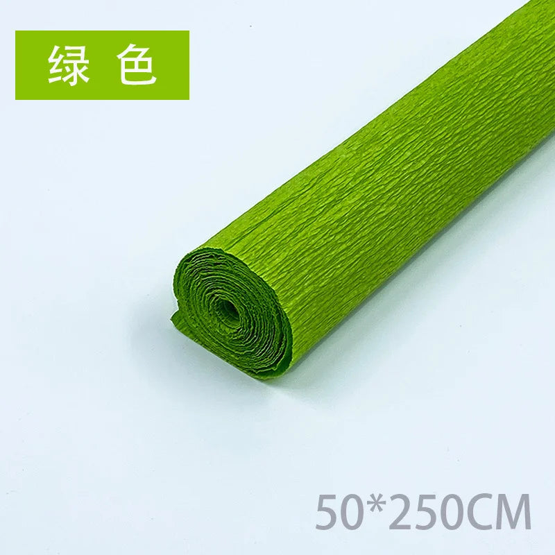Ein Rollpapier in leuchtendem Grün für DIY und Basteln, diagonal auf weißem Hintergrund.