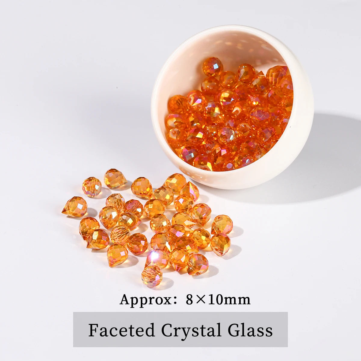 Eine Schale mit leuchtend orangefarbenen facettierten Kristallperlen, darunter lose Perlen ausgestellt.