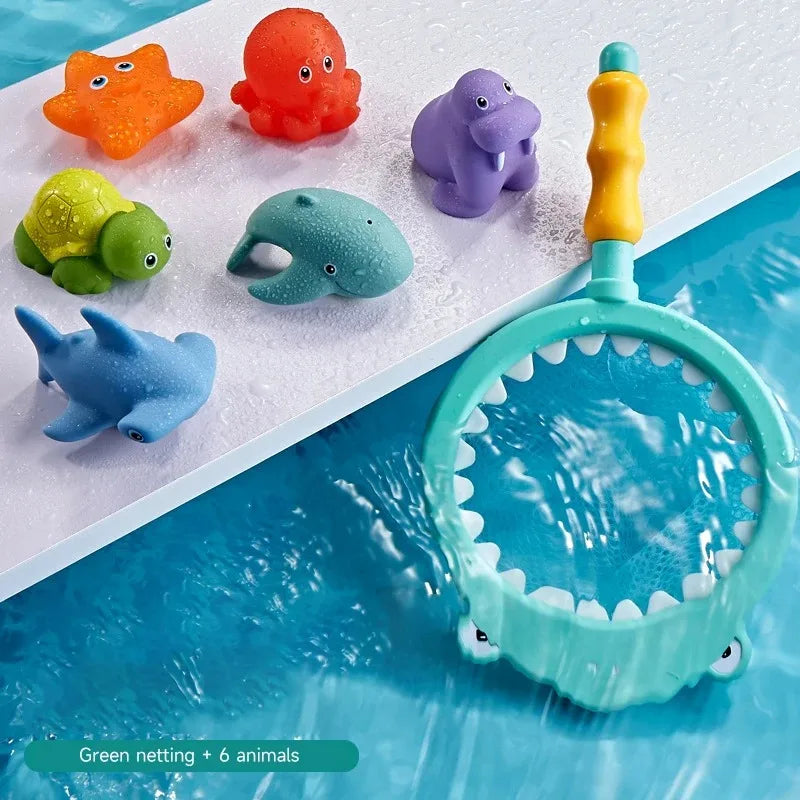 Un set de seis juguetes de baño de animales coloridos flotando en agua azul.