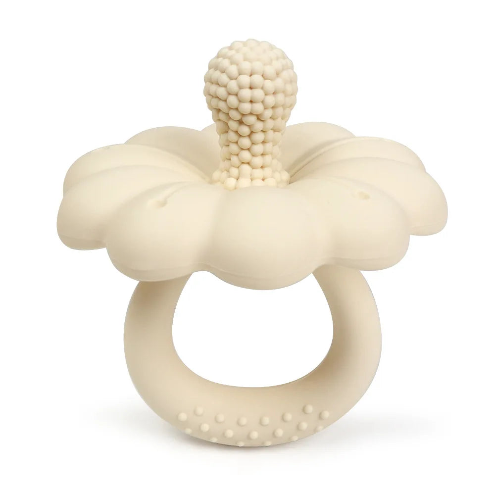 Beige Silikonblume und Schnuller-Teether mit strukturierter, knospenartiger Spitze.