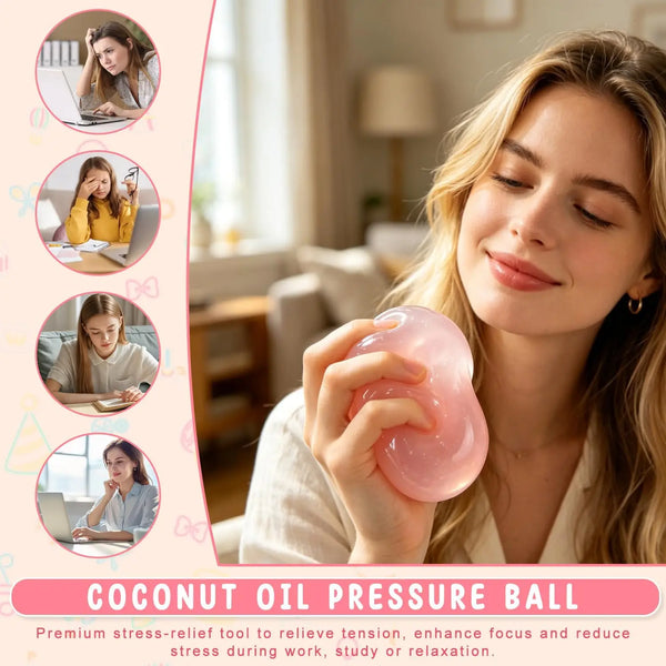 Une femme tient une balle de pression à base d'huile de coco rose, un outil anti-stress pour la concentration et la relaxatio