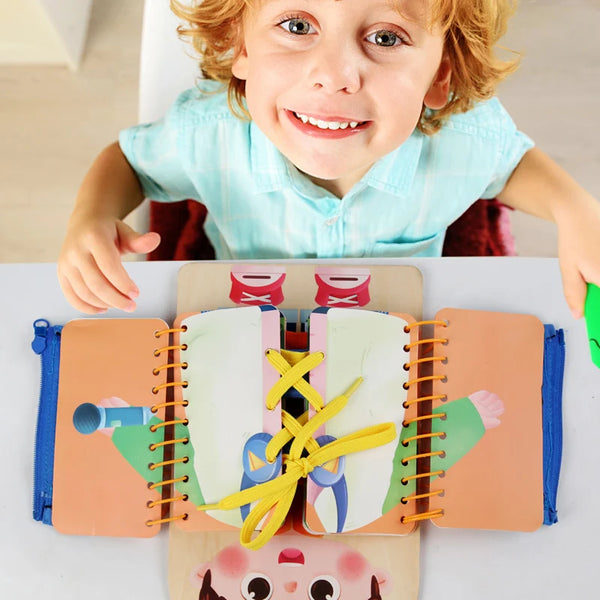 Træ busy board i flere lag til småbørn med farverige komponenter og Montessori-læring.