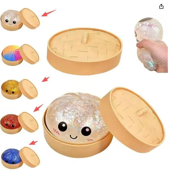 Un ensemble de jouets anti-stress en pâte à modeler scintillante, montrant les différentes pièces et une main tenant l'un d'e