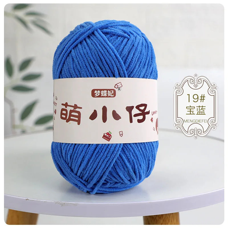 A ball of bright blue chenille yarn with a white label featuring Chinese characters and a number tag.
