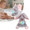 Un ours en peluche gris avec des oreilles roses et une balle colorée est montré à côté d'un bébé.