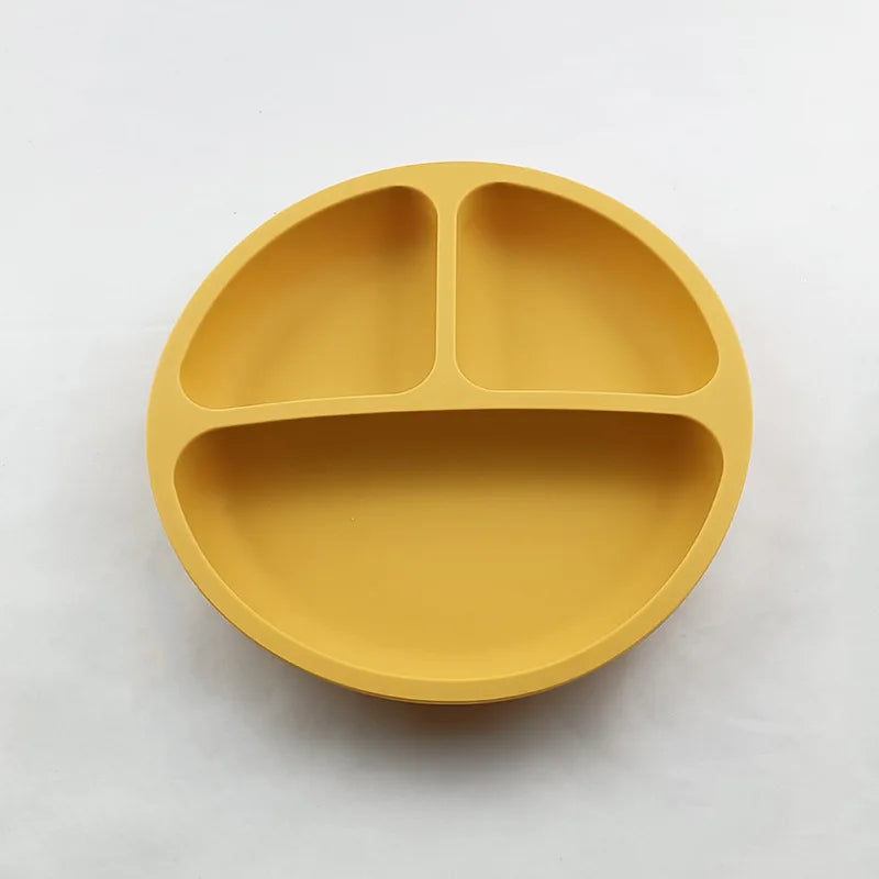 Set de tétine en silicone jaune divisé en trois sections pour tout-petits.