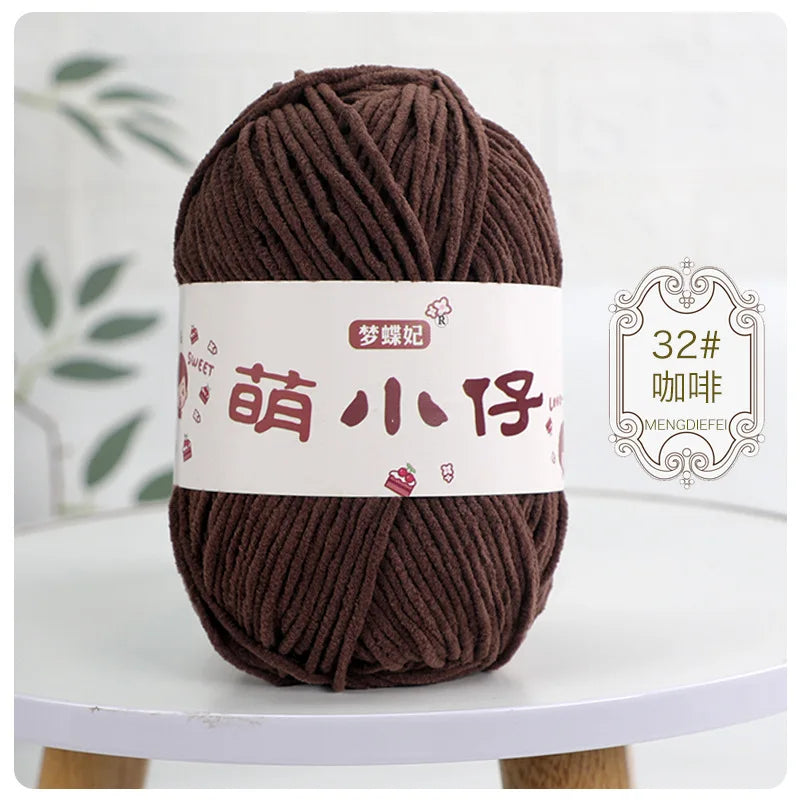 A ball of dark brown chenille yarn with a white label featuring Chinese characters and the number 32