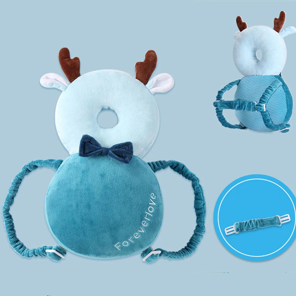 Protection tête d'un ours en peluche bleu doux avec des oreilles roses et un sac à dos assorti en tissu.