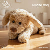 Un peluche de perro pirata marrón claro y esponjoso, tumbado en un suelo de madera.