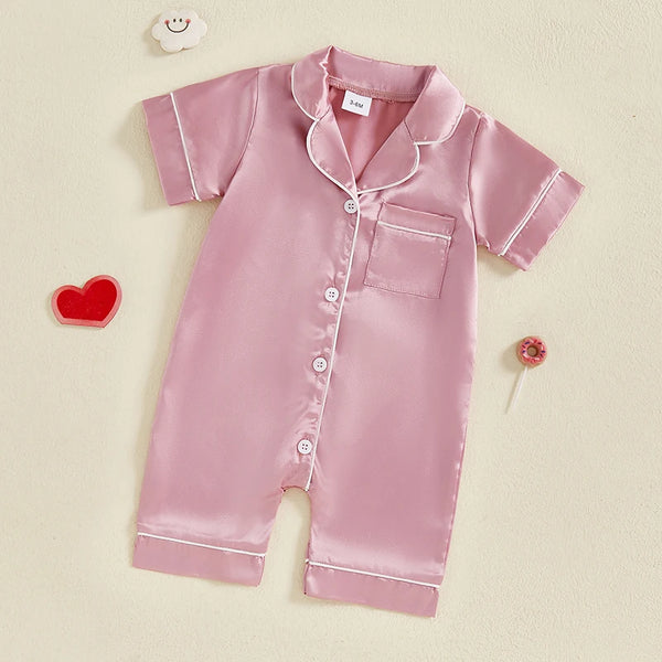 Un body en satin rose à boutons pour enfant.