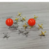 Un jeu de pièces métalliques classiques, or et argent, éparpillées sur une surface en bois gris avec des rebonds rouges