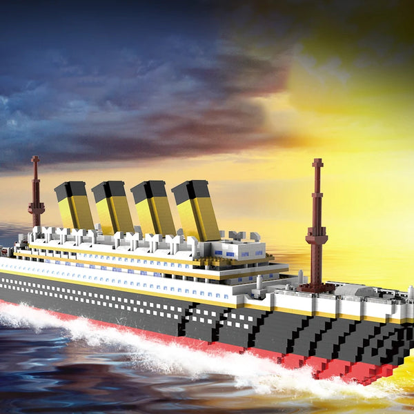 Ein Modell des Eisbergs Titanic segelt unter dramatischem Sonnenuntergangshimmel auf dem Wasser.