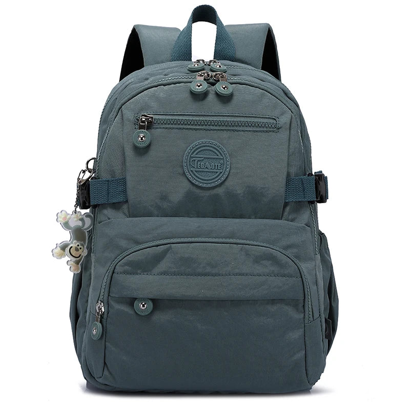 Sac à dos de voyage gris foncé et durable avec plusieurs compartiments et sangles.