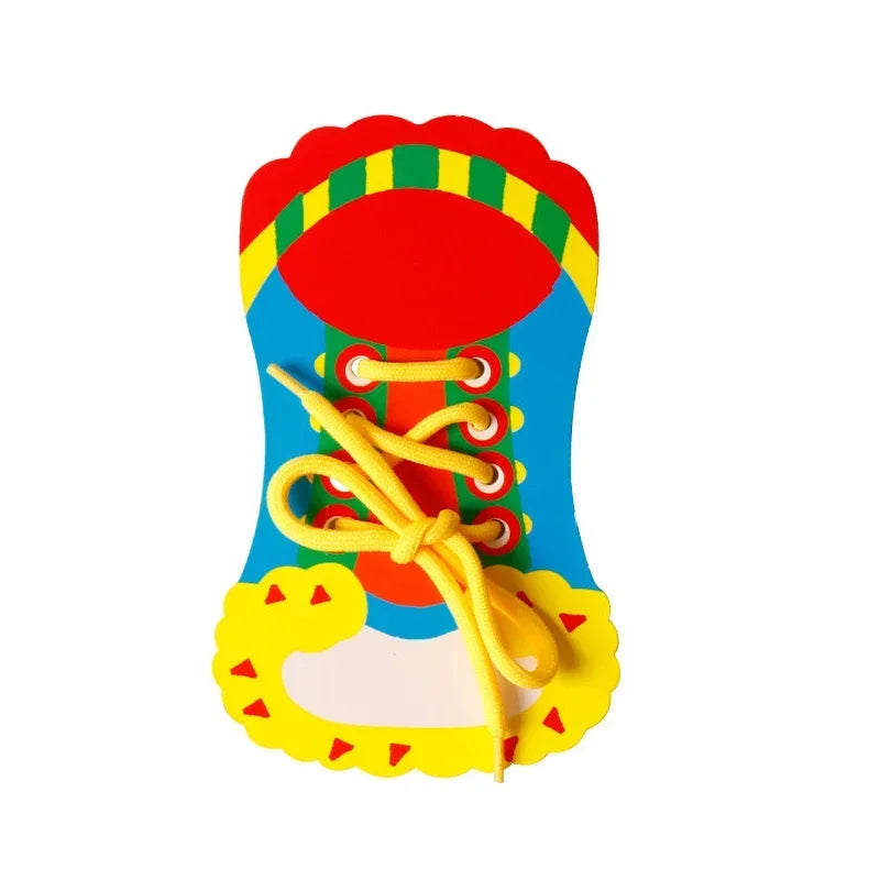 Buntes Aktivitätsset für Kleinkinder mit einem großen roten Schuh mit gelben Schnürsenkeln und gestreifter Hintergrund.