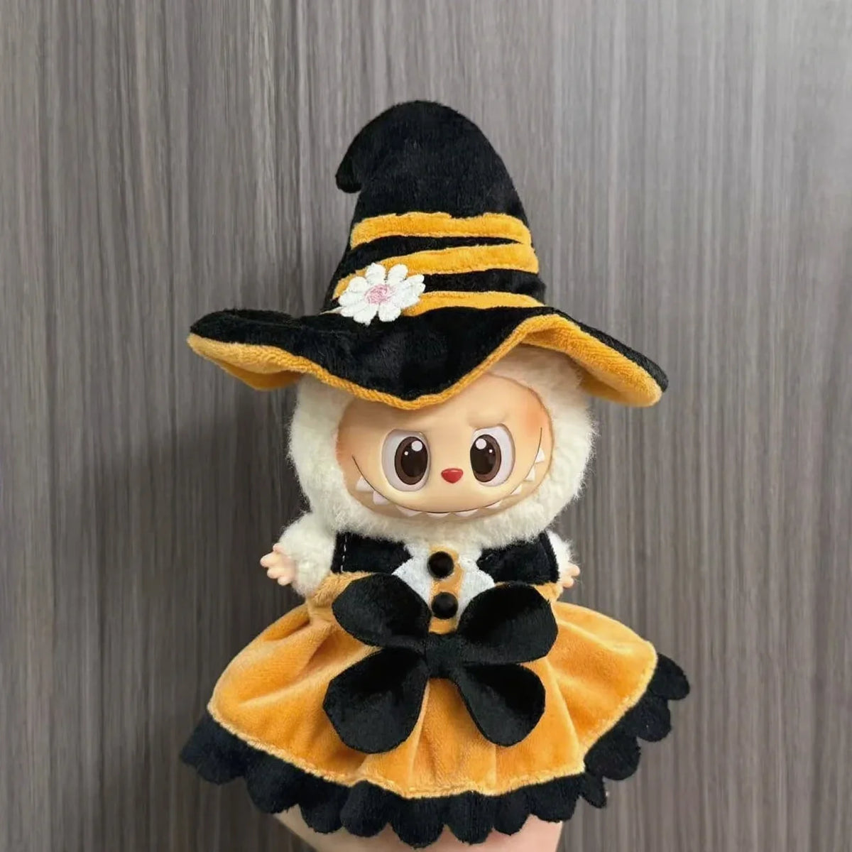 A Halloween pumpkin costume set featuring a black witch hat with yellow stripes and an orange dress for a 17cm doll.
