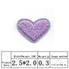 Un patch broderie en forme de cœur violet avec une surface texturée.