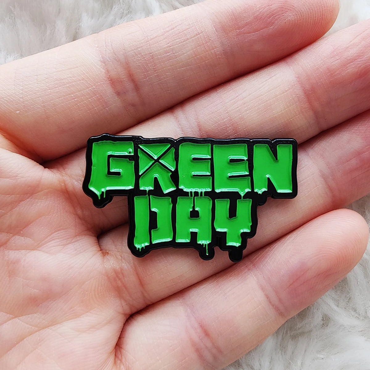 Green Rock Band Pin – Metal Lapel Brooch for Music Lovers