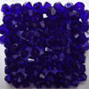 Un amas de perles de cristal bleues foncées facettées pour la création de bijoux DIY