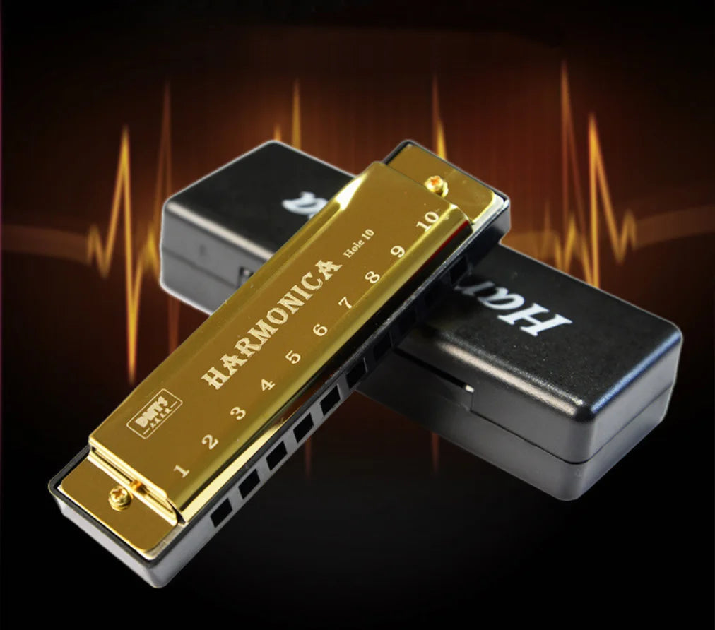 Harmonica diatonique or et argent, présentée sur fond sombre avec des lignes de signal électrique.