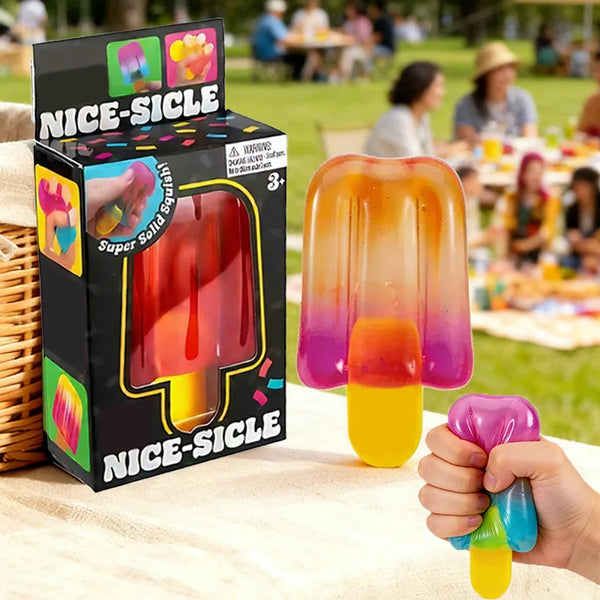 Una mano sostiene un cubo antiestrés translúcido naranja y púrpura de una caja Nice-Sicle.