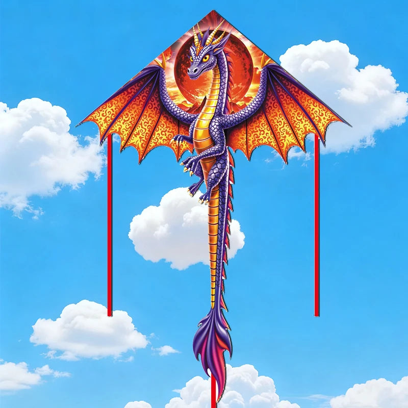 Un cerf-volant dragon orange et violet avec une grande aile, contre un ciel bleu vif avec des nuages blancs.