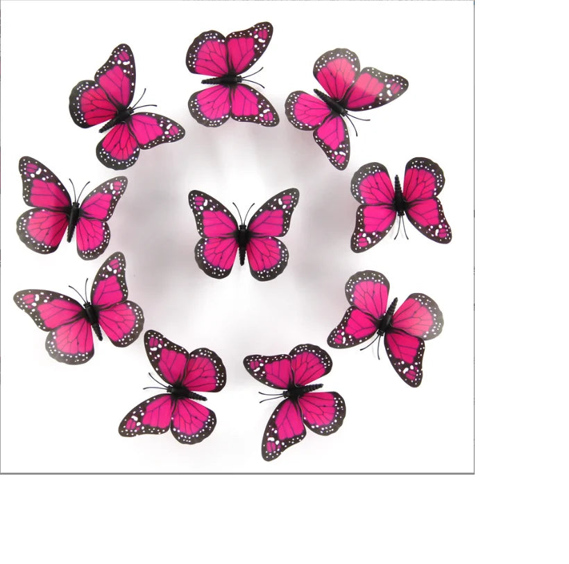 Disposition circulaire de papillons monarques roses et noirs, utilisée comme décoration murale.