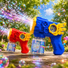 Blau-orange automatische Seifenblasenpistole, die bunte Luftblasen im Freien auslöst.