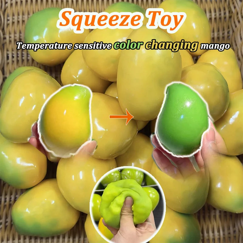 Une main serre un jouet en silicone en forme de mangue jaune qui change de couleur, démontrant sa sensibilité à la températur
