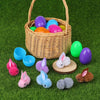 Un panier tissé rempli d'œufs de Pâques colorés et de lapins en peluche sur l'herbe verte.
